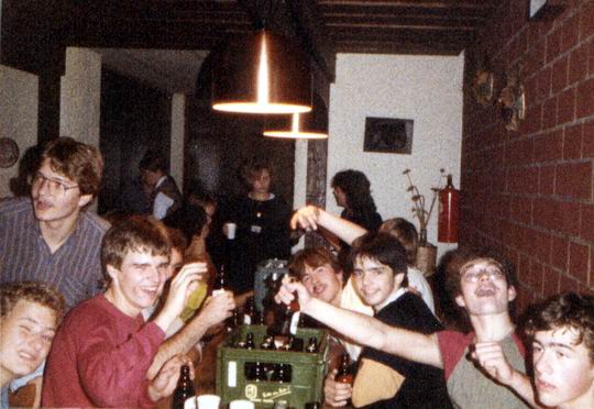 http://www.fordpflanzen.de/bilder/rolf/Ford-einzelbilder/1984-DerBeginn/seite12-trinken.jpg